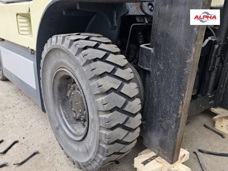 những lỗi thường gặp khi lốp xe nâng phải đi bảo hành